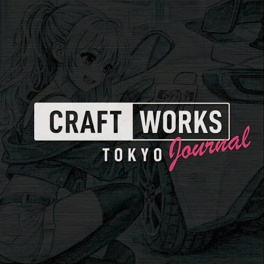 手元に届いたステッカーを、どこに置くか。それはデザインを選ぶことと同じくらい、車の印象を左右する重要な決断だ。車という立体物の前後左右で変わる視覚効果と、パネルサイズに裏打ちされた黄金比。迷いを確信に変えるための、配置と寸法のロジックを整理する。