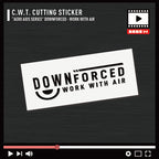 車体の空力（ダウンフォース）と風の流れを、機能美としてタイポグラフィに昇華した外装ステッカー。